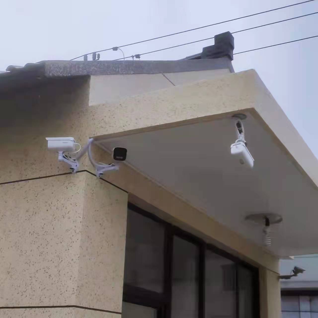 奉賢園區(qū)內(nèi)外《全彩高清監(jiān)控78路》《網(wǎng)絡(luò)無線覆蓋》(圖1)