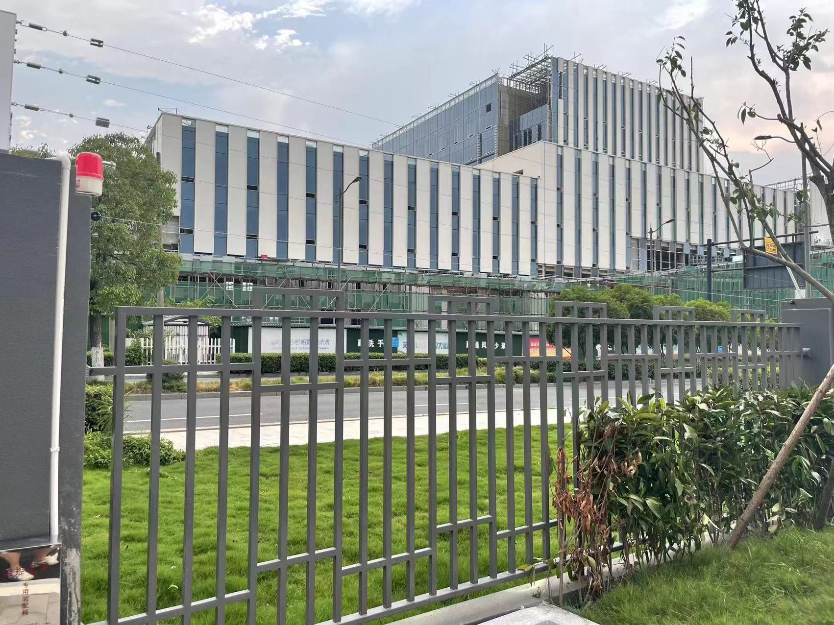 杭州余杭區(qū)中學張力電子圍欄報警系統(tǒng)(圖1)